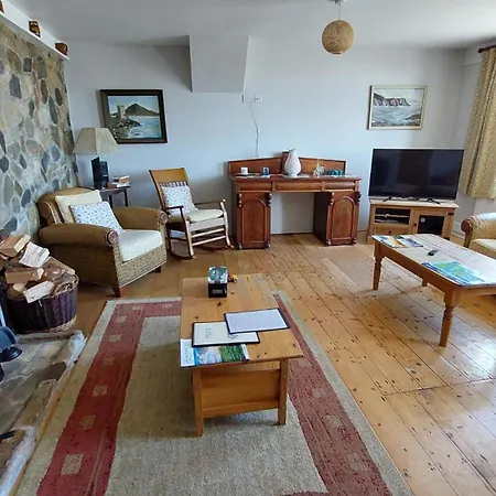 Lavelle's Seaside House & Mickey's Bar לינה וארוחת בוקר Achill Sound