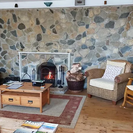 Lavelle's Seaside House & Mickey's Bar 4* Achill Sound
