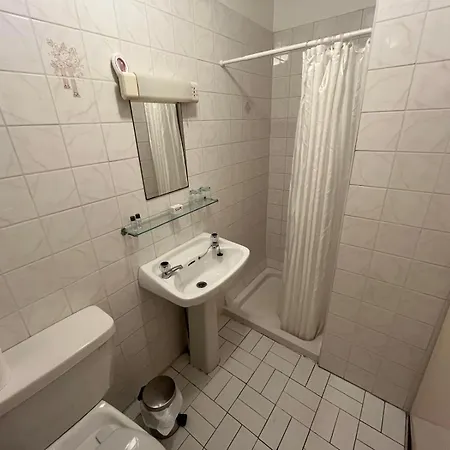 לינה וארוחת בוקר Lavelle's Seaside House & Mickey's Bar