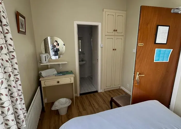 Lavelle's Seaside House & Mickey's Bar Bed & Breakfast