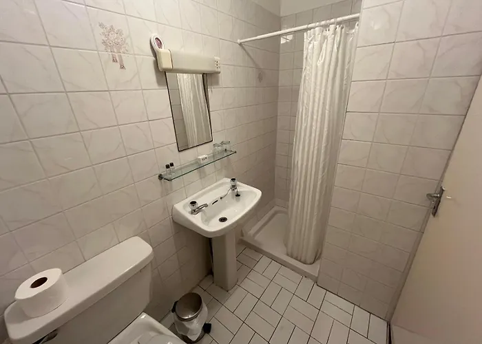 B&B Lavelle's Seaside House & Mickey's Bar